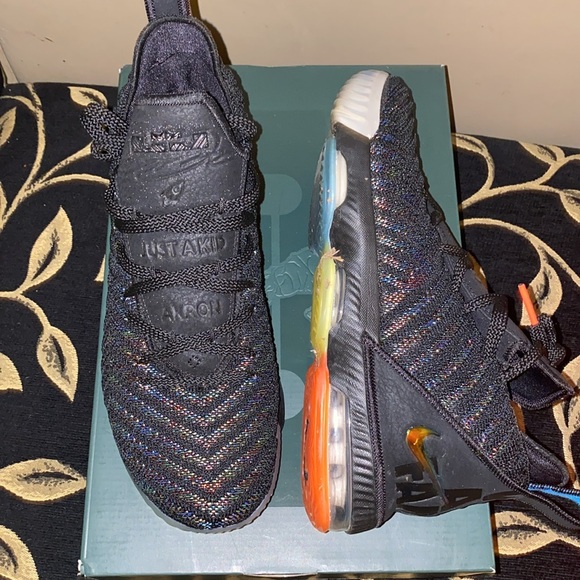Lebron 16 - Picture 2 of 6
